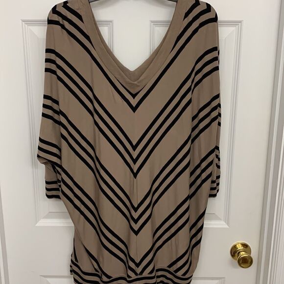 Lane Bryant V-neck front and back size 22/24 tan and black blouse - Picture 3 of 10